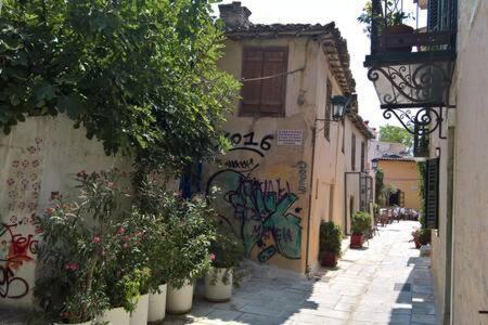 Under The Acropolis, Tiny Room, Big Terrace Appartement