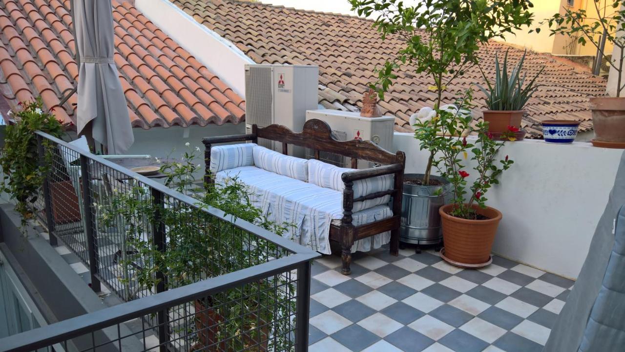 Under The Acropolis, Tiny Room, Big Terrace * Athènes